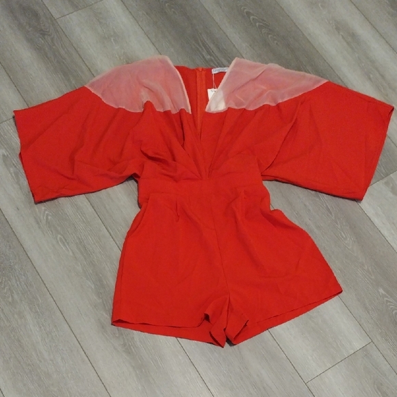 Chic Red Romper with Flared Sleeves - Picture 3 of 13